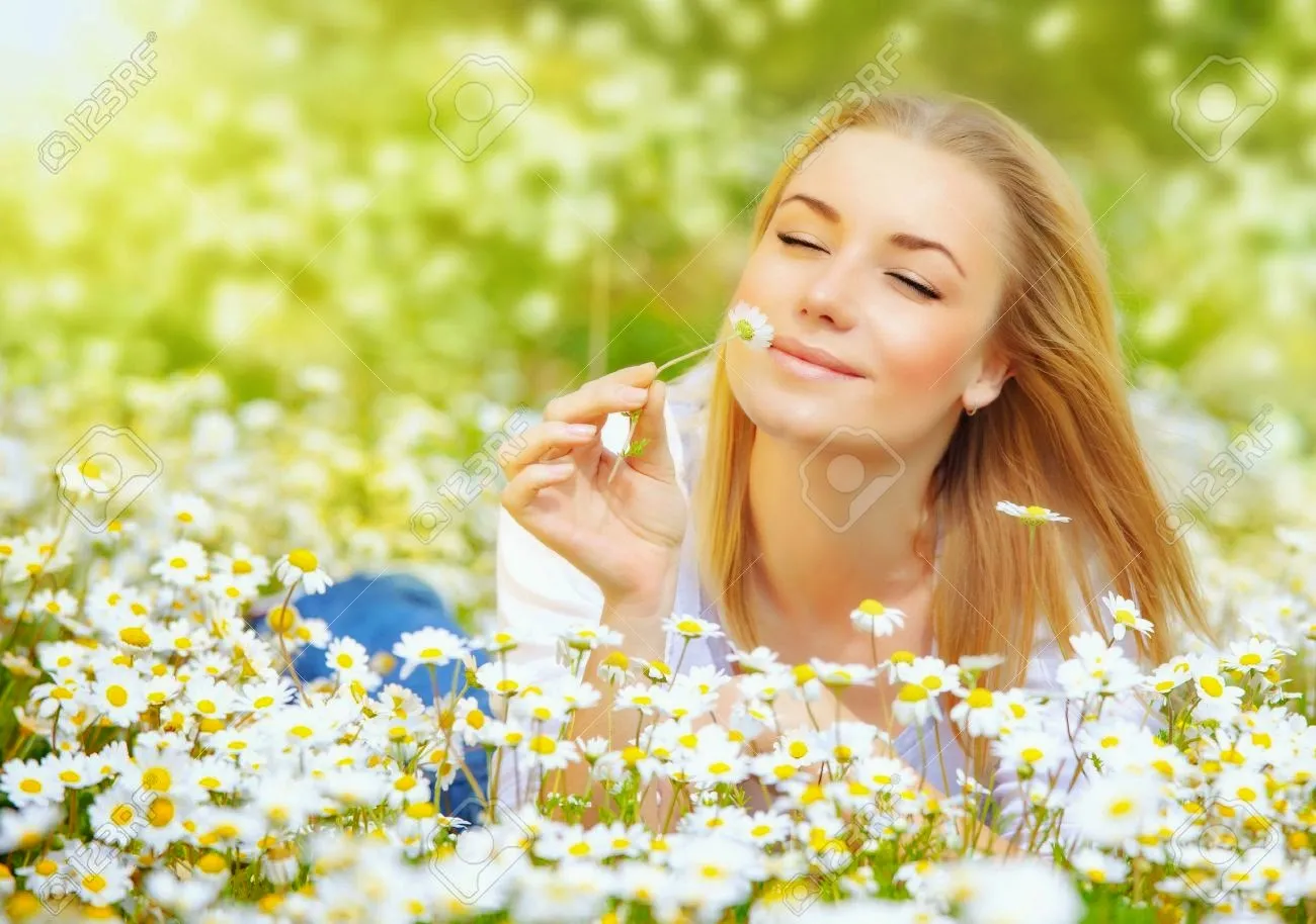 7b7a1-17893321-pretty-blonde-woman-lying-down-in-chamomile-field-woman-nature