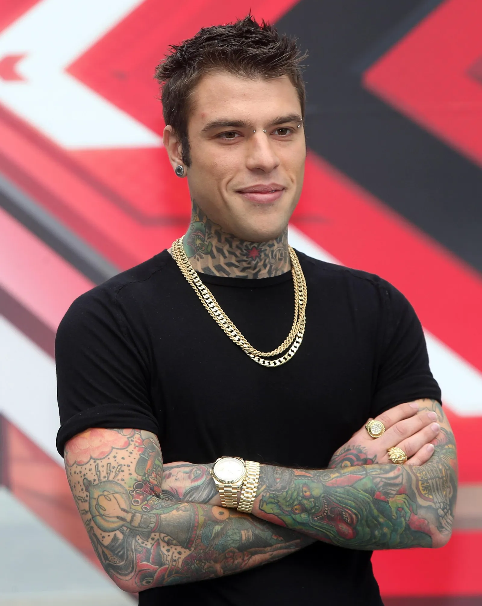 ansa - fedez - Il rapper Fedez posa per i fotografi oggi, 16 settembre 2014, durante il photo call organizzato in piazza Gae Aulenti a Milano a margine della conferenza stampa di presentazione della nuova edizione di "X Factor" in cui avrà il ruolo di giudice. ANSA / MATTEO BAZZI